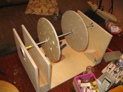 IMG_9666.JPG (99.96 КБ) 1859 просмотров моторчик от микроволновки, ось - шпилька М8 в подшипниках, соединение - термоусадочная трубка.