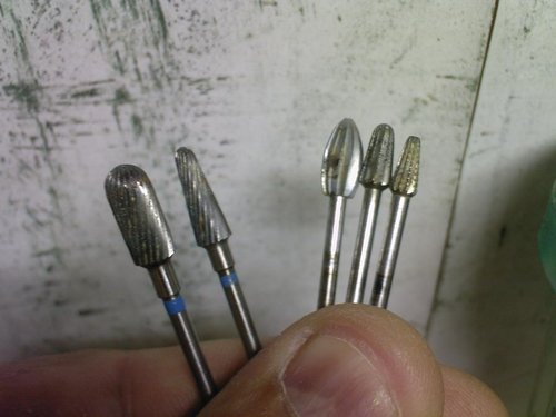 Слева Германия 100 Евро, справа РФ 12 $