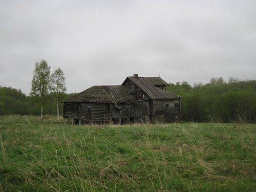 умирающая деревня, в этом доме уже никто не живёт