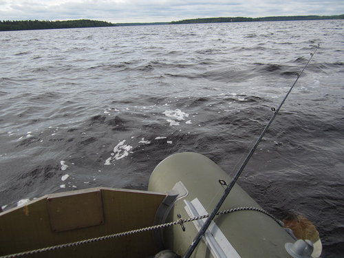 Волн особо нет, но порывы ветра сильны...