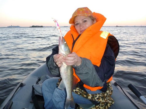 P1050984.JPG (98.3 КБ) 1342 просмотра Клюнул в момент перед рассветом - через 10 минут первый луч "второго" солнца коснулся воды!