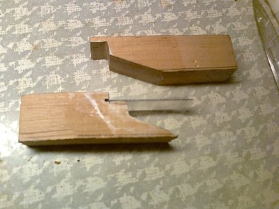 прорезь вверху,когда грееш феном ненадо держать...