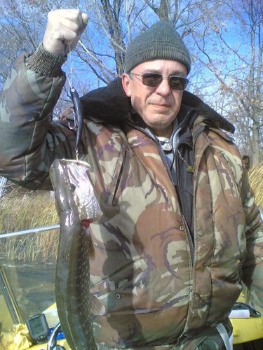 20102012(001).jpg (84.08 КБ) 2623 просмотра Верхний - 125 мм, абаши, плавающий. Нижнее 1.3 кг, мясо и кости, выныривающий. На заднем плане 180 см, довольный