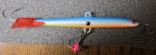 ЧС4.jpg (83.33 КБ) 5330 просмотров Хвост из поликарбоната, окрашеного перманентным маркером. Чернила держатся по несколько рыбалок. При желании полностью стираются спиртом.