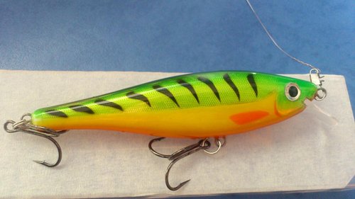 DSC_0411.jpg (94.38 КБ) 1913 просмотров Вот об этом воблере подробнее: 10см, плавающий, игра среднечастотная, переваливается слегка в водичке, не большой воде пока не опробован. Изготовление воблеро иело цель попрактиковаться в использовании пробионатов, красок и их сочетания с лаком. Переделывал один раз. Заготовка выдерживалась в белом жиденьком пробионате часов 12. После сушилась примерно часов 8. После сушки раз 7-8 погружалась в пробионат. После очередной сушки и шлифовки попробовал отодрать слой получившейся скорлупы. В ольху пробионат почти не впитался, отошёл без больши усилий. Вторая попытка покрытия пробионатом дала лучший результат- сушил каждый слой дольше. Заетил что при сушке воблер сильно охлаждается и на нём выделяется конденсат. Потом наклеивалась фольга и на ней делал насечку. То, что не закрылось фольгой покрасил перламутровым акрилом. После сушки покрыл в несколько слоёв прозрачным пробионатом для того, что бы сгладить переход между краской и фольгой и наростить защитный слой покрепче. Потом всё <br />это дело было покрашено акриловыми красками из аэрографа. Потом несколько слоёв лака, вклейка глазиков. Глаза сделаны на металлической основе CD и двухстороннего скотча. Зрачёк это чёрная самоклейка. Линза из эпоксидной смолы. Что бы небыло пузырей в эпоксидке нагревал её феном от паяльной станции. Глаза клеил на суперклей. Потом ещё пару слоёв лака и вуаля.