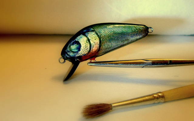 Красил кисточкой, маркерами. Автоэмаль - хамелеон, жидкая. Маркеры. Лак (смола эпоксидная, прозрачная), нанес, сдул феном, повесил, потом удалил каплю с кончика.