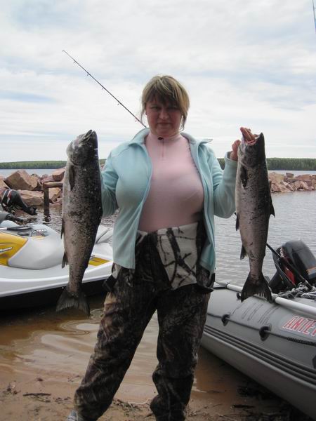 Жёны командовали какой воблер ставить ( абсолютно не совпадающие с выбором мужчин). Естественно, их ловили, а то что выбирали мы - нет ))