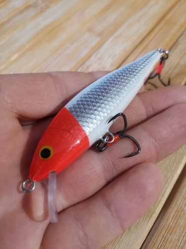 Классический и самый, на мой взгяд, "воблерный" - redhead. Только он не такой простой, как может показаться. Спина и живот покрыты белой флюорисцентной краской поверх белой перламутровой. Голова выкрашена в три цвета: киноварь, красный перламутр, красный флюорисцентный. На свету горит и преливается.