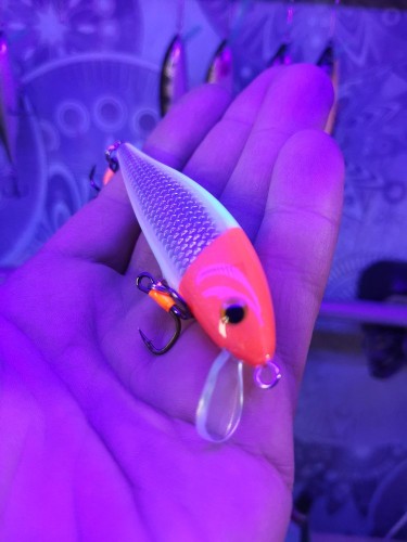 В УФ светится.