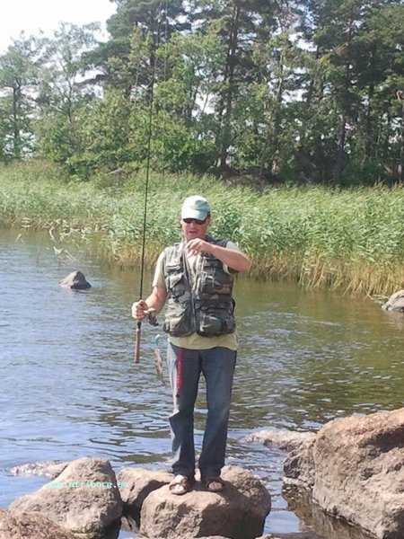 И ещё побросали. Открывается изюмительные пейзажи с участием камней, камыша и воды...