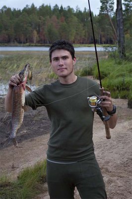 утро, еще не успел проснуться, всплеск возле лагеря