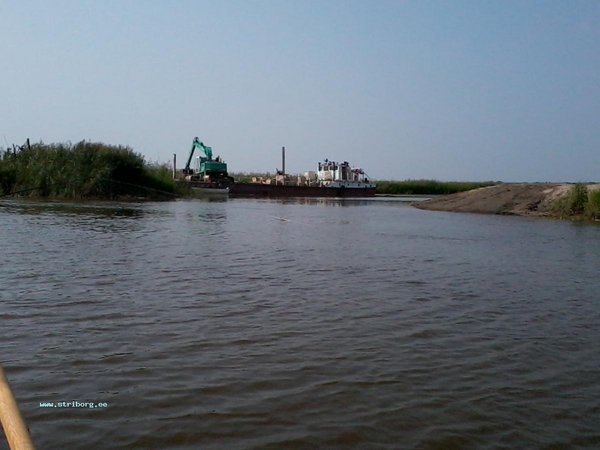 Фото0024.jpg (86.07 КБ) 3017 просмотров В верховьях чистят входы в старицы и каналы.