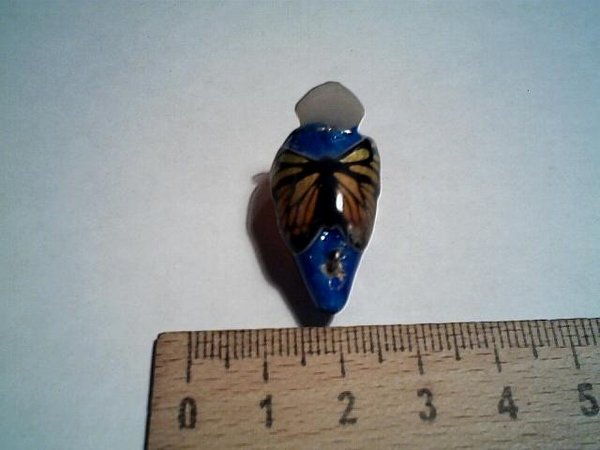 у него тату на груди - бабочка