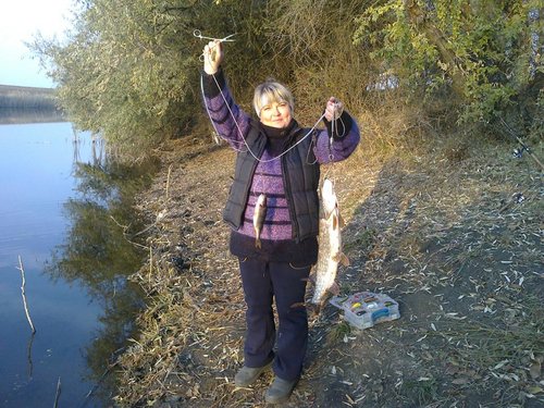 когда первую рыбу поймала Лариса мы с её мужем Олегом были по нулям